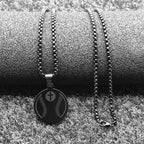 Collar con Dije de Oración Deportiva: Filipenses 4:13 e Ícono de Deporte para Llevar
