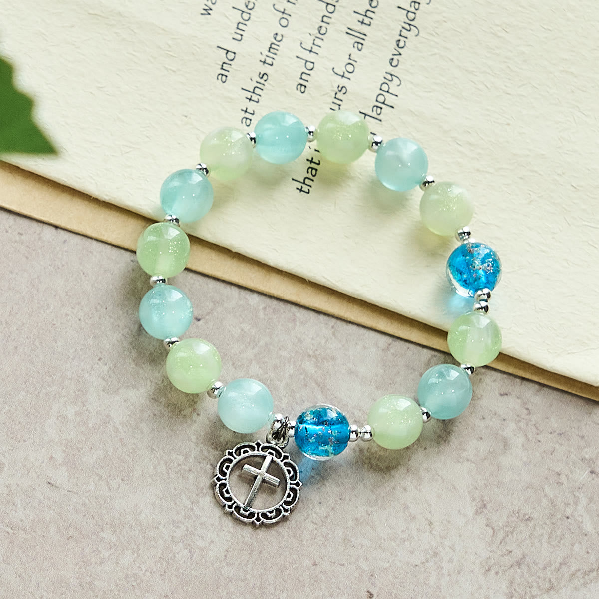Pulsera de Cuentas con Brillo que Cambia con el Sol y Cruz Ornamentada