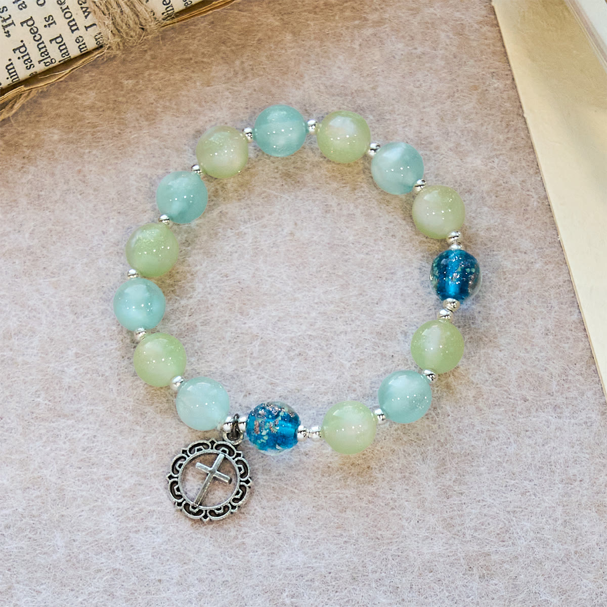 Pulsera de Cuentas con Brillo que Cambia con el Sol y Cruz Ornamentada