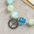 Pulsera de Cuentas con Brillo que Cambia con el Sol y Cruz Ornamentada