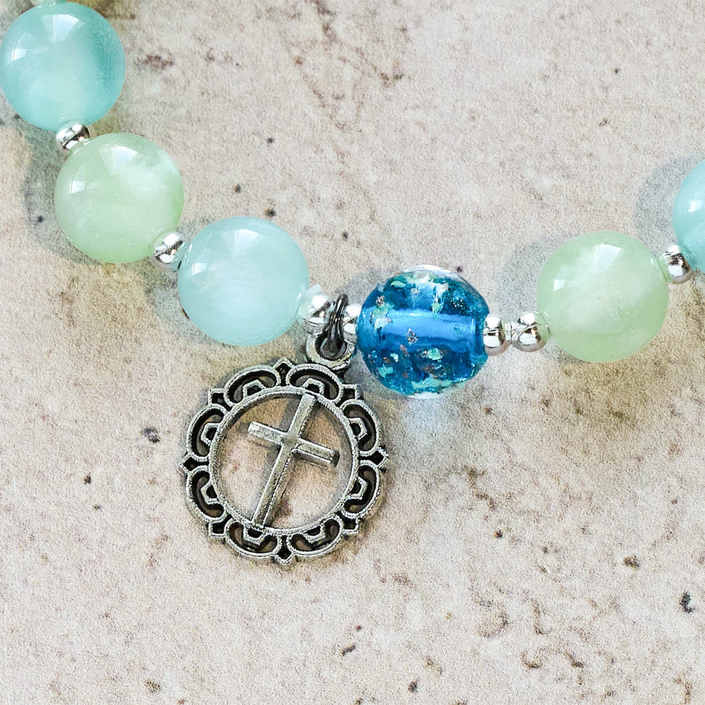 Pulsera de Cuentas con Brillo que Cambia con el Sol y Cruz Ornamentada