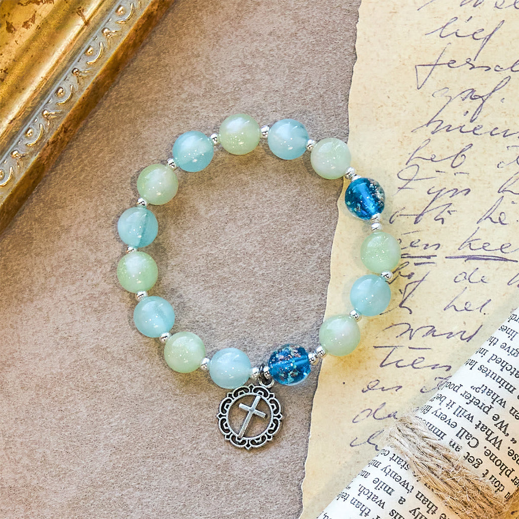 Pulsera de Cuentas con Brillo que Cambia con el Sol y Cruz Ornamentada
