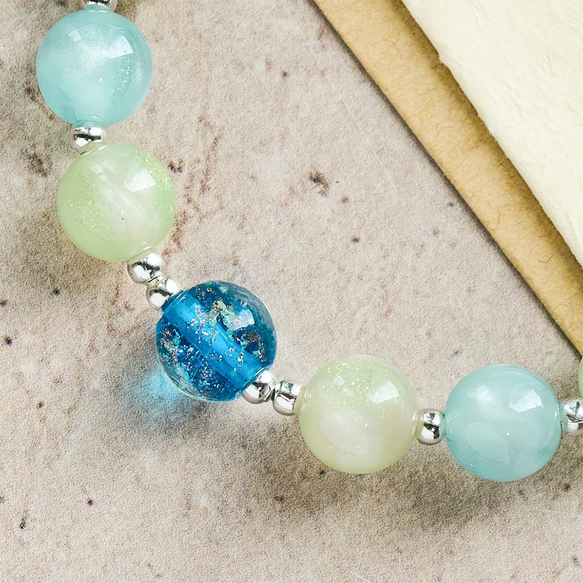 Pulsera de Cuentas con Brillo que Cambia con el Sol y Cruz Ornamentada