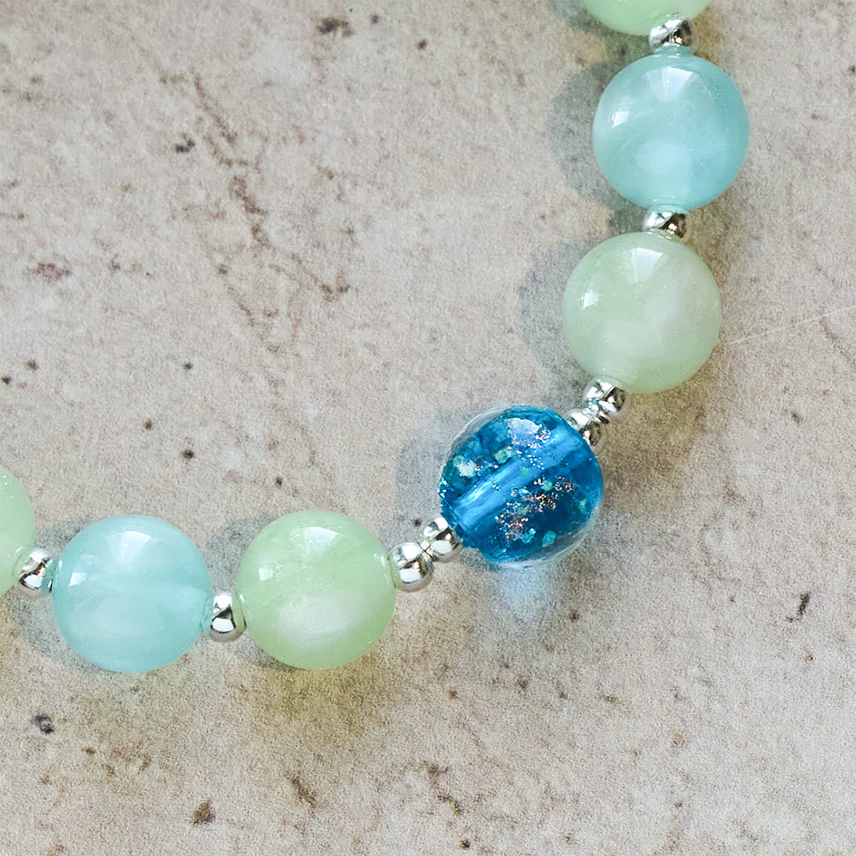 Pulsera de Cuentas con Brillo que Cambia con el Sol y Cruz Ornamentada