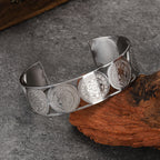 Pulsera con Medalla de San Benito: Recordatorio Portátil de la Gracia Divina