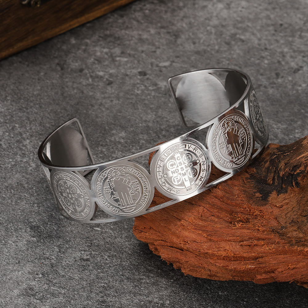 Pulsera con Medalla de San Benito: Recordatorio Portátil de la Gracia Divina
