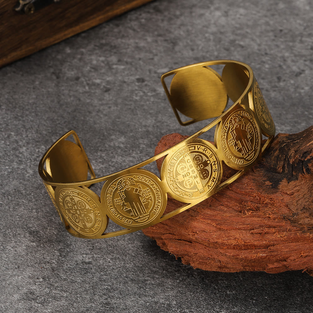 Pulsera con Medalla de San Benito: Recordatorio Portátil de la Gracia Divina