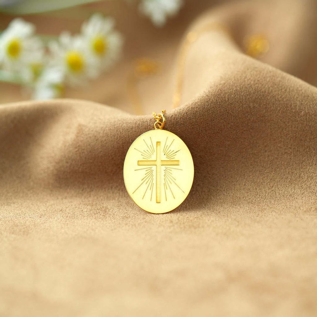 Collar de Disco con Cruz Radiante: Símbolo de Fe para Llevar a Diario