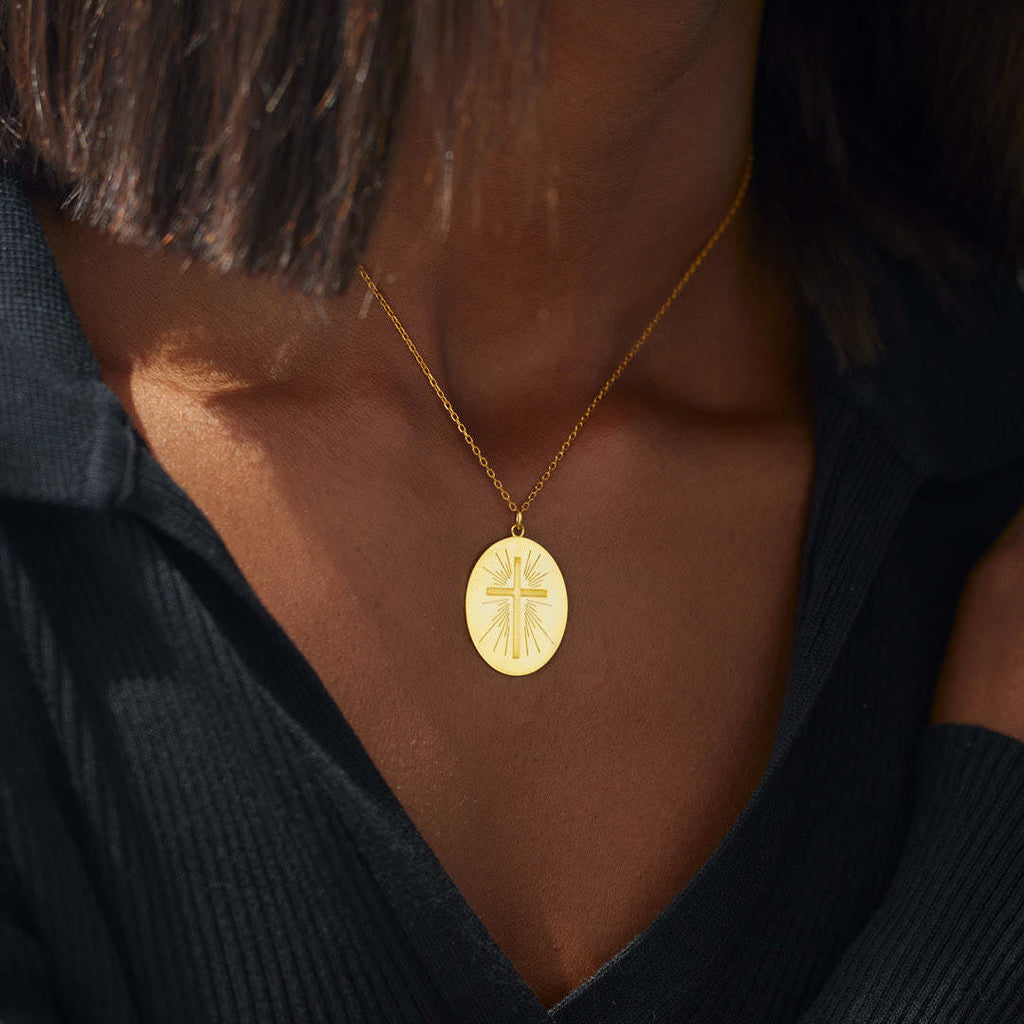 Collar de Disco con Cruz Radiante: Símbolo de Fe para Llevar a Diario