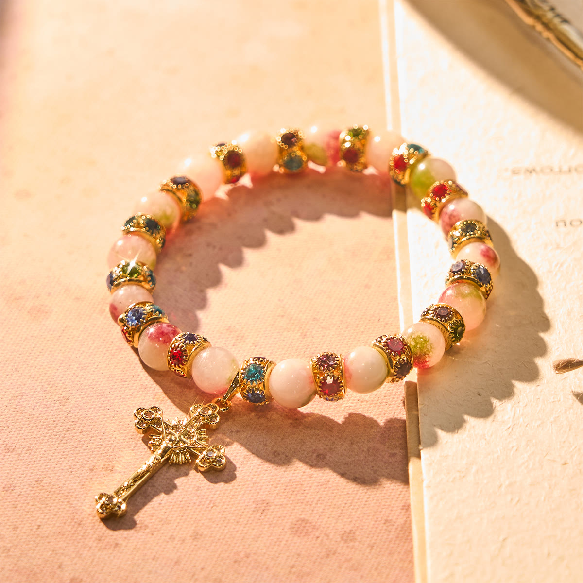 Pulsera Devocional Brillante de Turmalina con Crucifijo Dorado Ornamentado