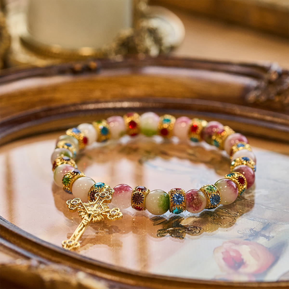 Pulsera Devocional Brillante de Turmalina con Crucifijo Dorado Ornamentado