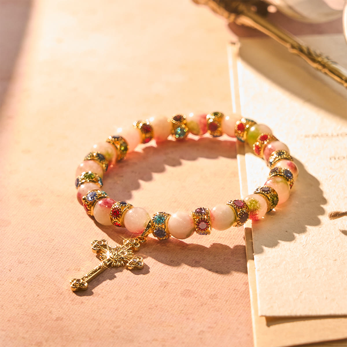 Pulsera Devocional Brillante de Turmalina con Crucifijo Dorado Ornamentado