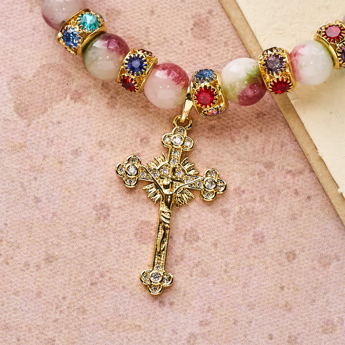 Pulsera Devocional Brillante de Turmalina con Crucifijo Dorado Ornamentado