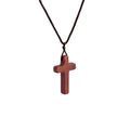 Collar Artesanal de Cruz de Sándalo Rojo — Devoción Sencilla para el Día a Día
