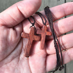 Collar Artesanal de Cruz de Sándalo Rojo — Devoción Sencilla para el Día a Día