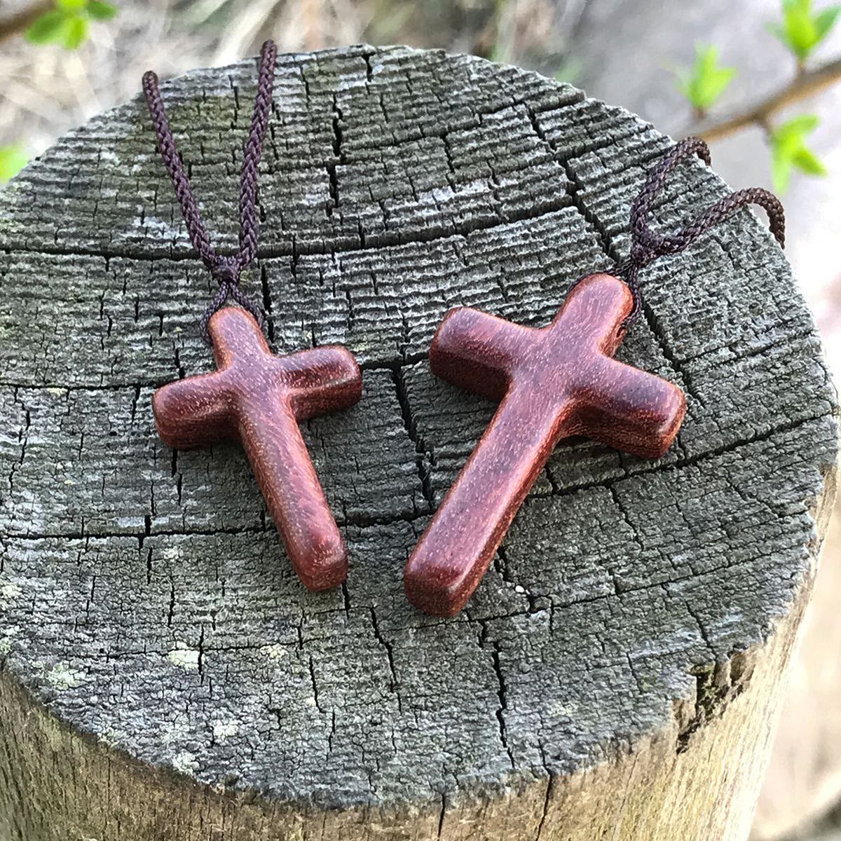 Collar Artesanal de Cruz de Sándalo Rojo — Devoción Sencilla para el Día a Día