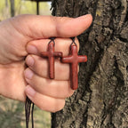 Collar Artesanal de Cruz de Sándalo Rojo — Devoción Sencilla para el Día a Día
