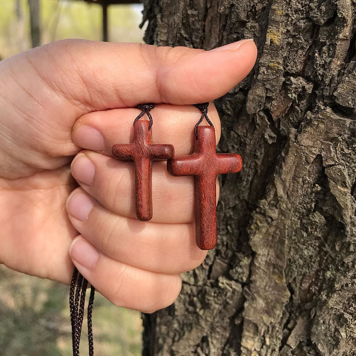 Collar Artesanal de Cruz de Sándalo Rojo — Devoción Sencilla para el Día a Día