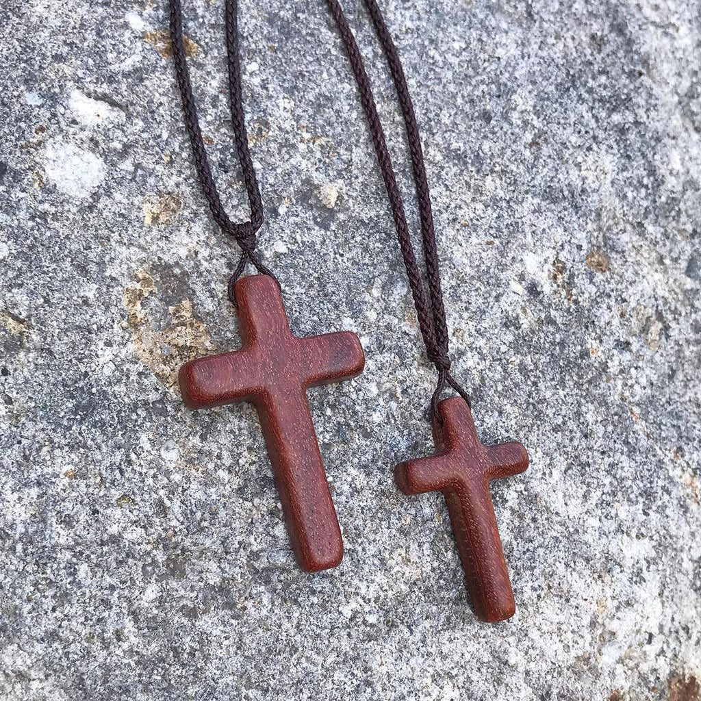 Collar Artesanal de Cruz de Sándalo Rojo — Devoción Sencilla para el Día a Día