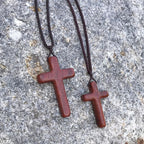 Collar Artesanal de Cruz de Sándalo Rojo — Devoción Sencilla para el Día a Día