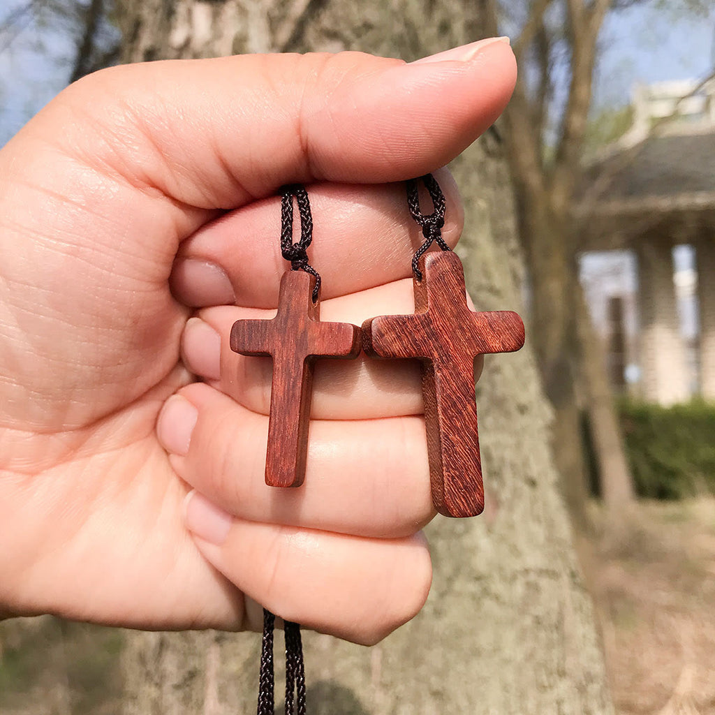 Collar Artesanal de Cruz de Sándalo Rojo — Devoción Sencilla para el Día a Día