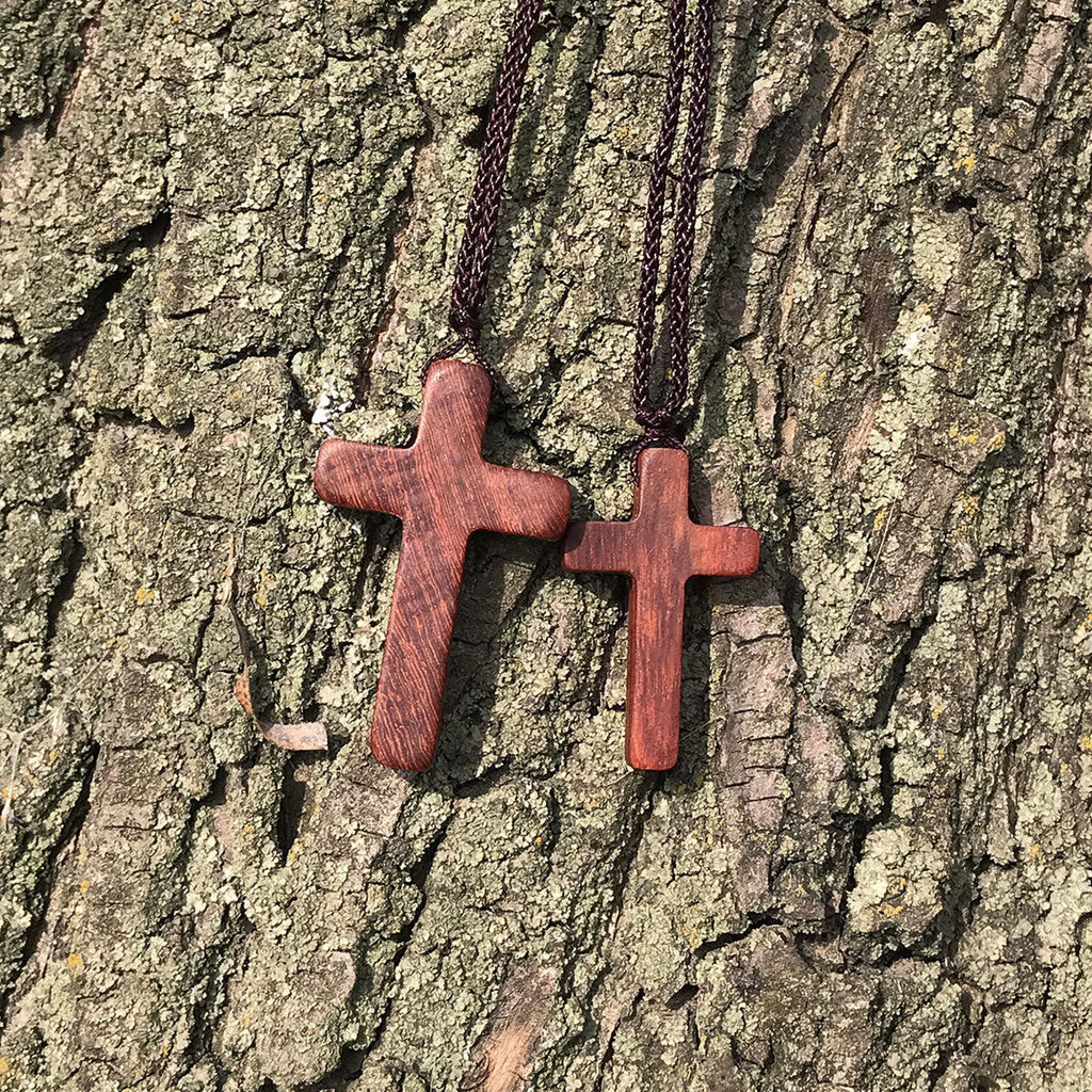 Collar Artesanal de Cruz de Sándalo Rojo — Devoción Sencilla para el Día a Día
