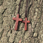Collar Artesanal de Cruz de Sándalo Rojo — Devoción Sencilla para el Día a Día