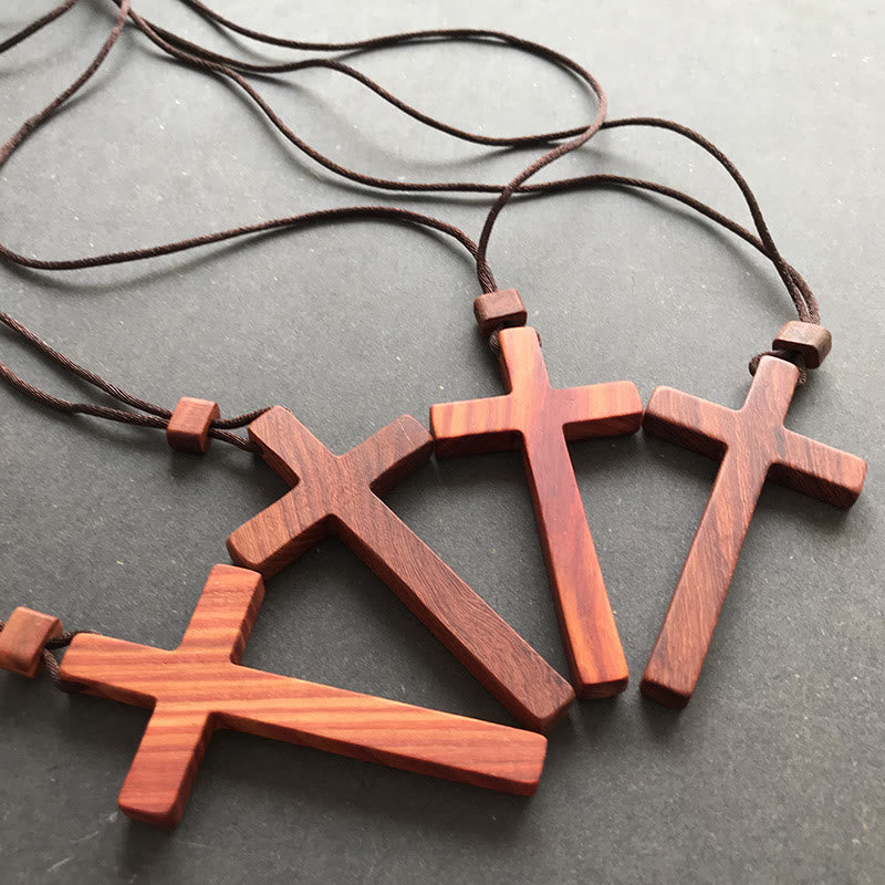 Collar de Cruz de Sándalo Rojo y Verde — Símbolo de Bendición con Veta Natural