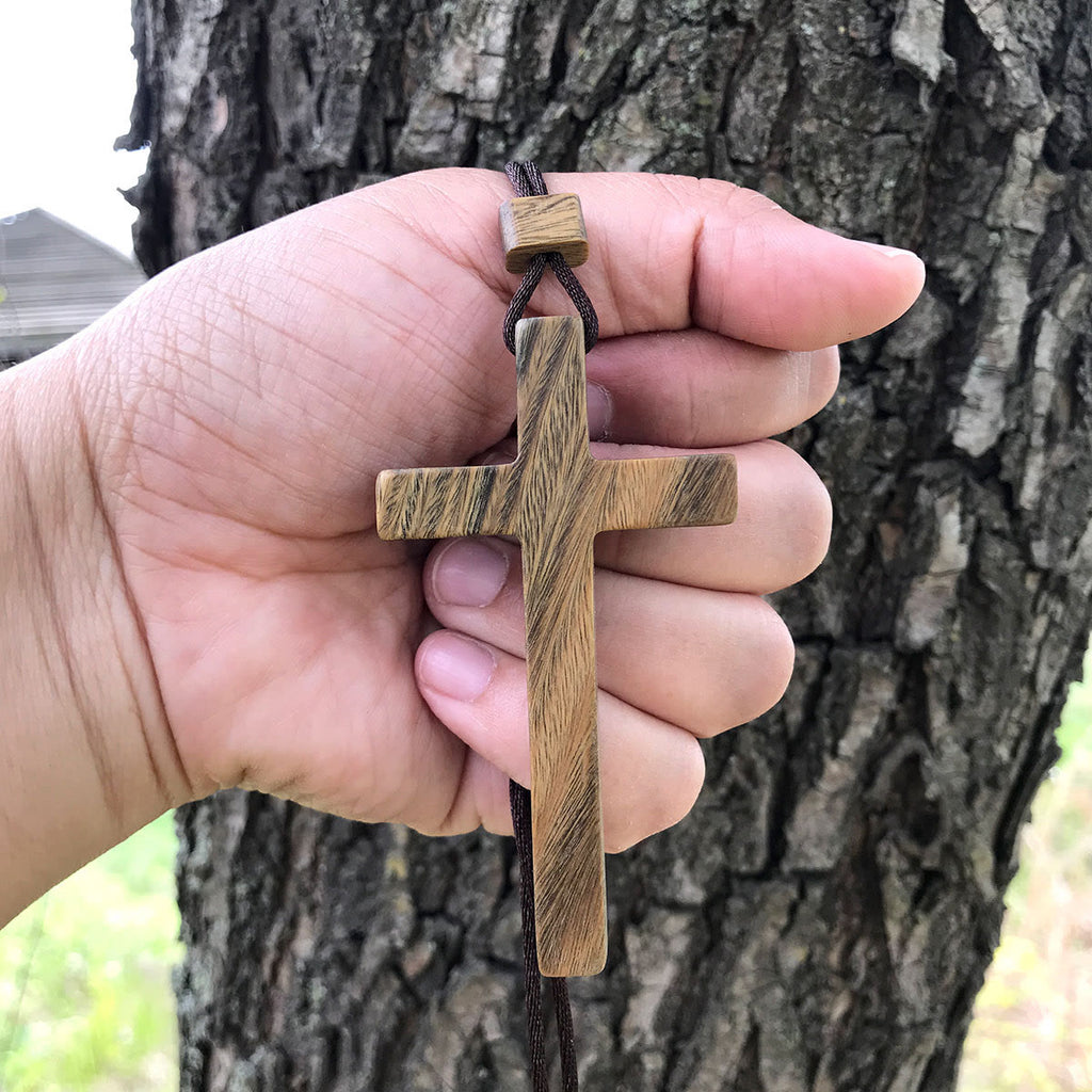 Collar de Cruz de Sándalo Rojo y Verde — Símbolo de Bendición con Veta Natural
