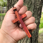 Collar de Cruz de Sándalo Rojo y Verde — Símbolo de Bendición con Veta Natural