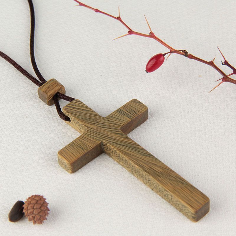 Collar de Cruz de Sándalo Rojo y Verde — Símbolo de Bendición con Veta Natural