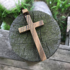 Collar de Cruz de Sándalo Rojo y Verde — Símbolo de Bendición con Veta Natural