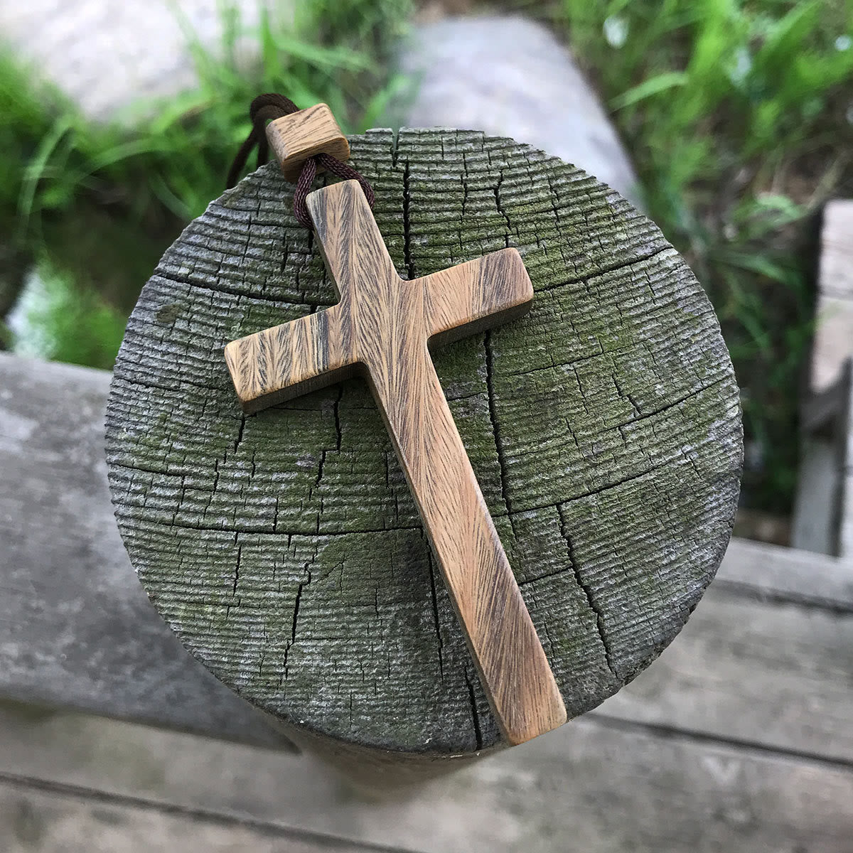 Collar de Cruz de Sándalo Rojo y Verde — Símbolo de Bendición con Veta Natural