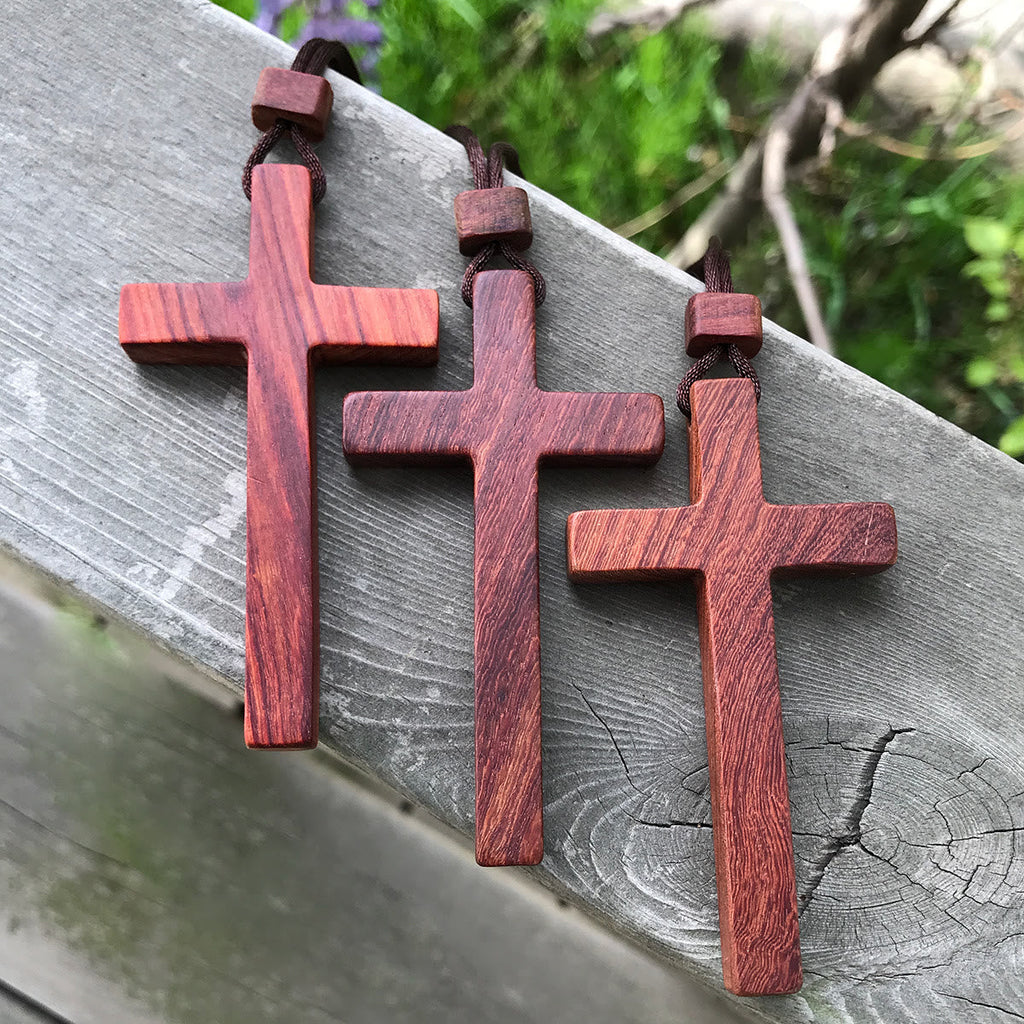 Collar de Cruz de Sándalo Rojo y Verde — Símbolo de Bendición con Veta Natural