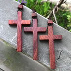 Collar de Cruz de Sándalo Rojo y Verde — Símbolo de Bendición con Veta Natural