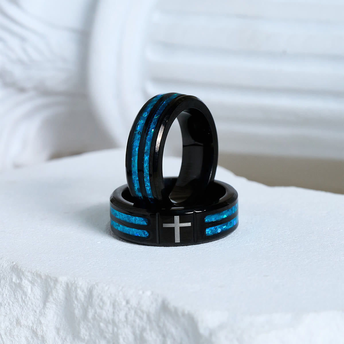 Anillo Moderno de Cruz en Acero de Titanio con Incrustación Azul Láser: Serenidad en Cristo