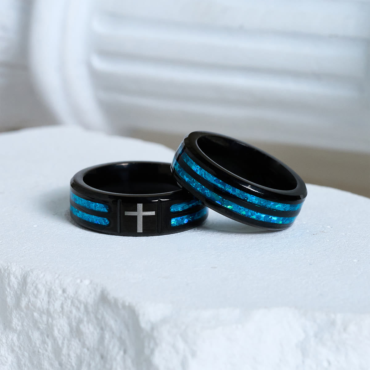 Anillo Moderno de Cruz en Acero de Titanio con Incrustación Azul Láser: Serenidad en Cristo