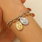 Pulsera con Medalla de la Virgen y Detalle de Cruz: Recordatorio de Fe y Cuidado Diario