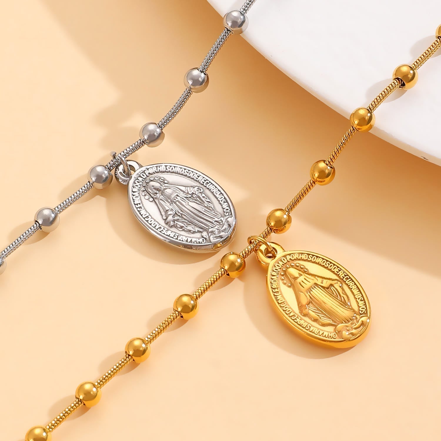 Pulsera con Medalla de la Virgen y Detalle de Cruz: Recordatorio de Fe y Cuidado Diario