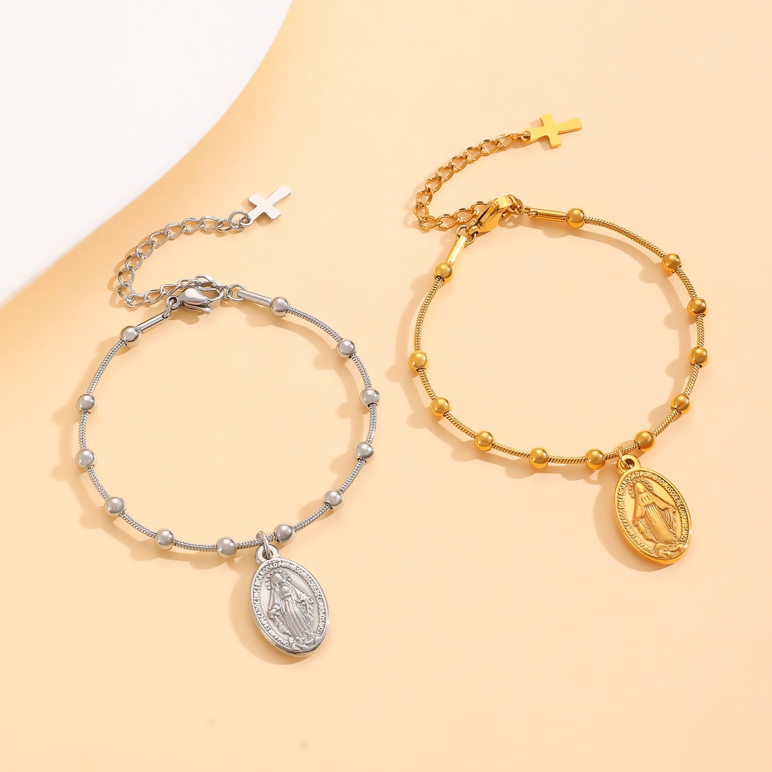 Pulsera con Medalla de la Virgen y Detalle de Cruz: Recordatorio de Fe y Cuidado Diario