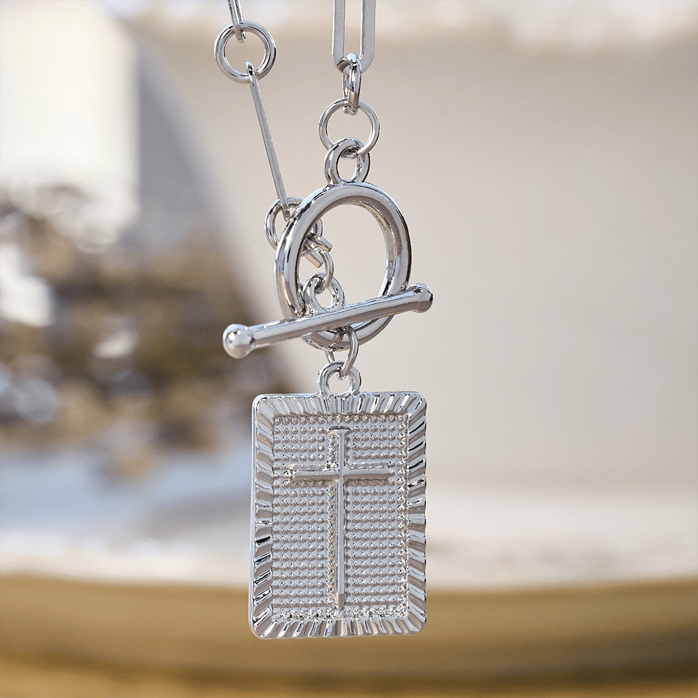 Collar de Placa con Cruz: Recordatorio Diario de Fe y Arte para Creyentes