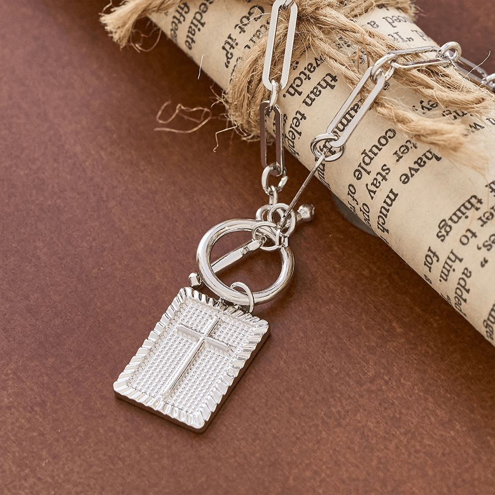 Collar de Placa con Cruz: Recordatorio Diario de Fe y Arte para Creyentes