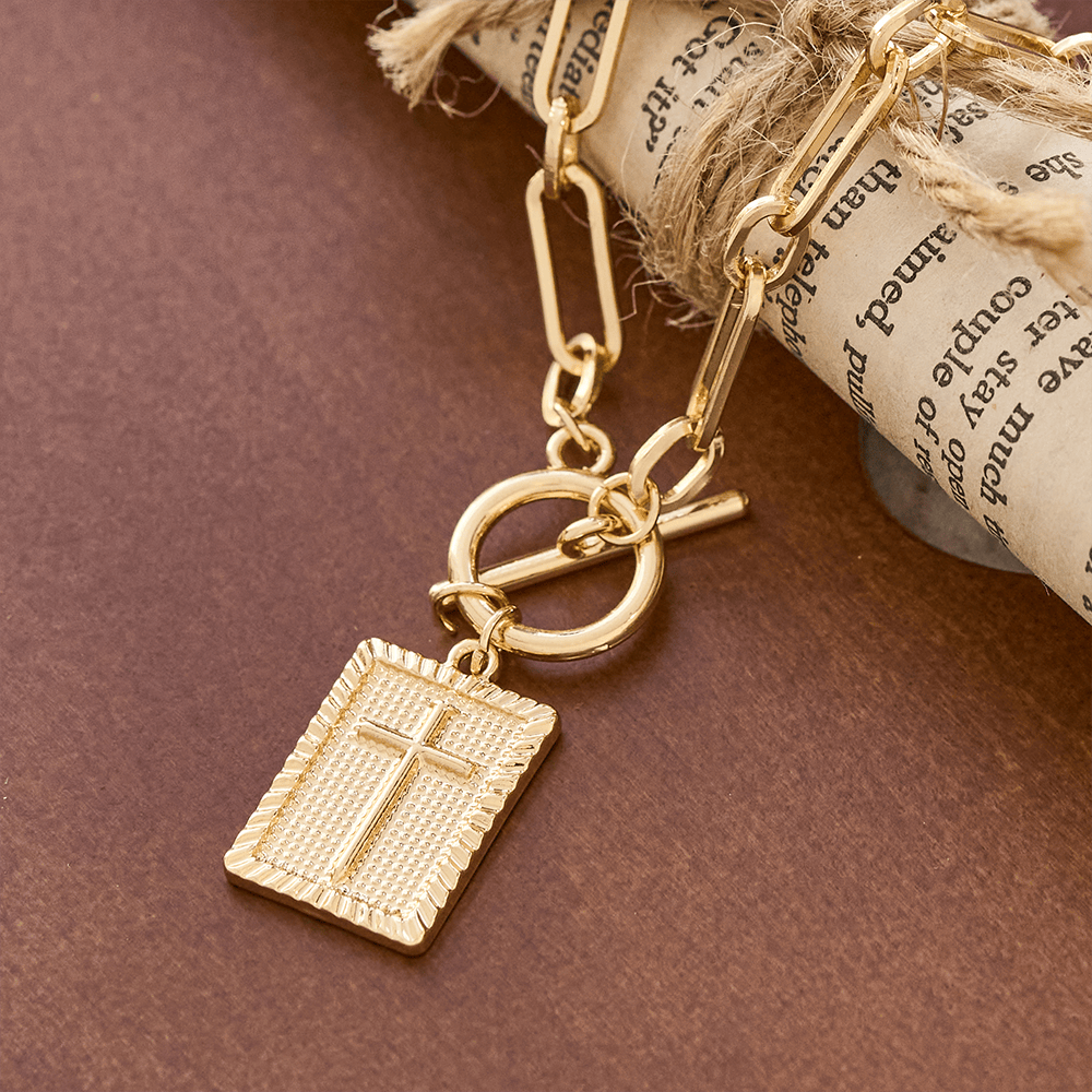 Collar de Placa con Cruz: Recordatorio Diario de Fe y Arte para Creyentes