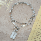 Collar de Placa con Cruz: Recordatorio Diario de Fe y Arte para Creyentes