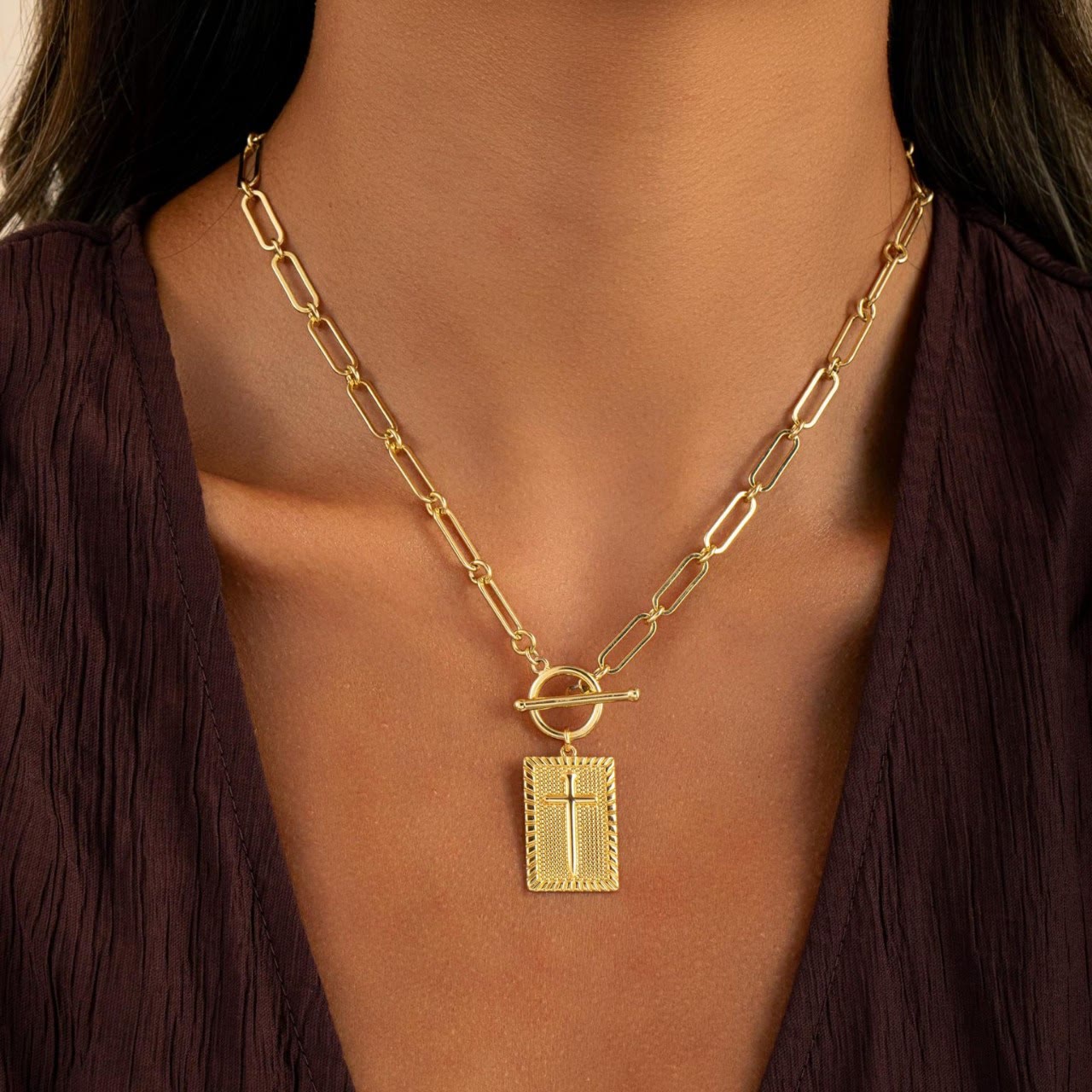 Collar de Placa con Cruz: Recordatorio Diario de Fe y Arte para Creyentes