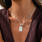Collar de Placa con Cruz: Recordatorio Diario de Fe y Arte para Creyentes