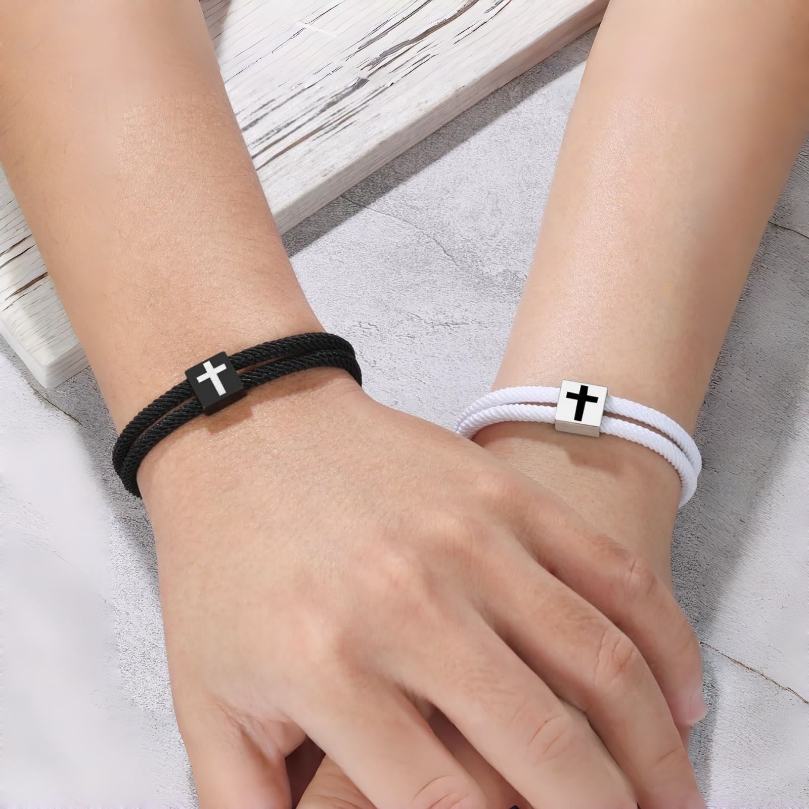Pulsera de Cordón Milano con Cruz y Tarjeta de Regalo: Bendición para Bautizos y Ocasiones