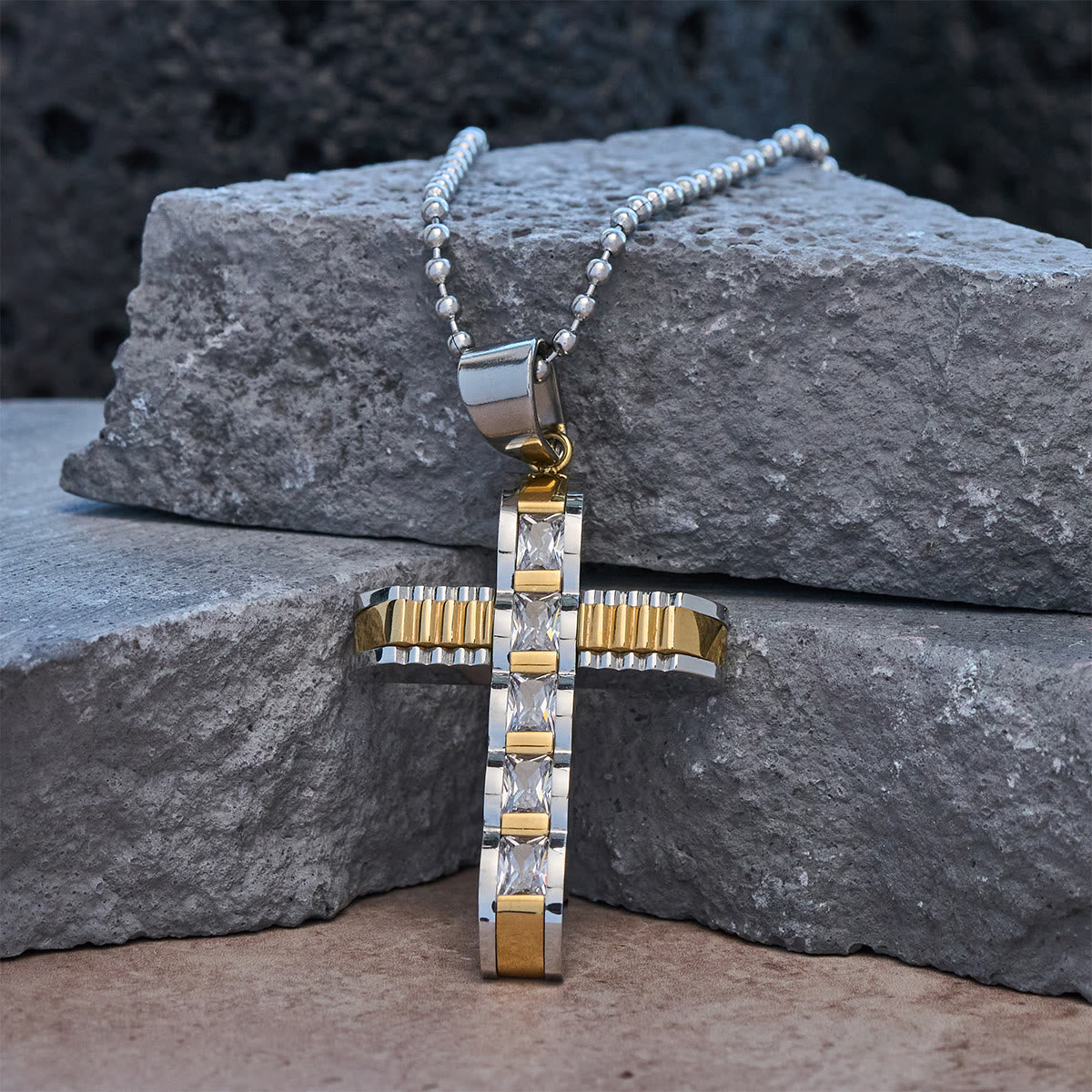 Collar de Cruz de Aleación con Circonia en 4 Colores: Símbolo de Fe Diario para tu Estilo