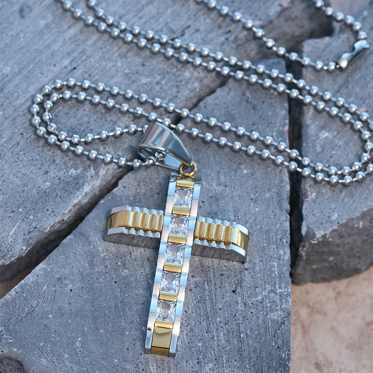 Collar de Cruz de Aleación con Circonia en 4 Colores: Símbolo de Fe Diario para tu Estilo