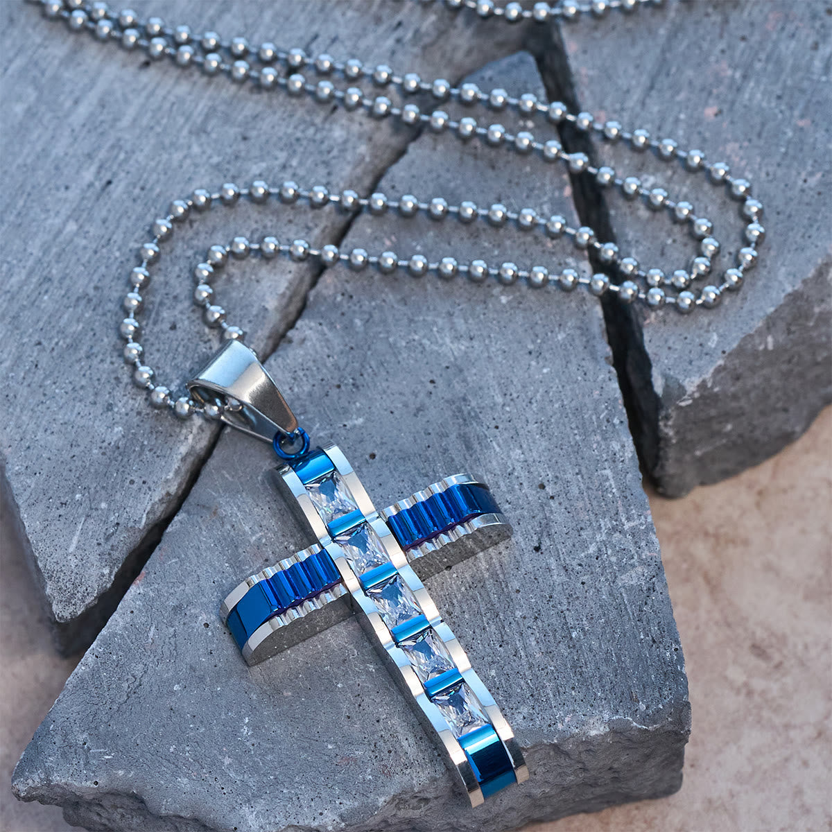 Collar de Cruz de Aleación con Circonia en 4 Colores: Símbolo de Fe Diario para tu Estilo